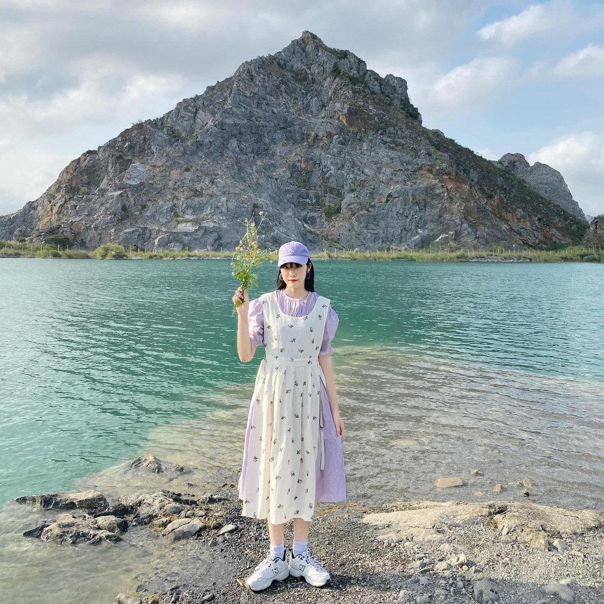 Việc chụp ảnh trên các vách đá cũng cần hết sức thận trọng. Dù góc chụp từ trên cao rất đẹp nhưng nguy cơ sạt lở, sụt lún hoàn toàn có thể xảy ra nếu không quan sát kỹ địa hình. Ngoài ra, tuyến đường dẫn vào Tuyệt Tình Cốc khá gập ghềnh, nhiều đoạn đường đất nhỏ nên người lái xe cần vững tay lái và tránh đi vào những ngày mưa lớn. Ảnh Thu Thảo