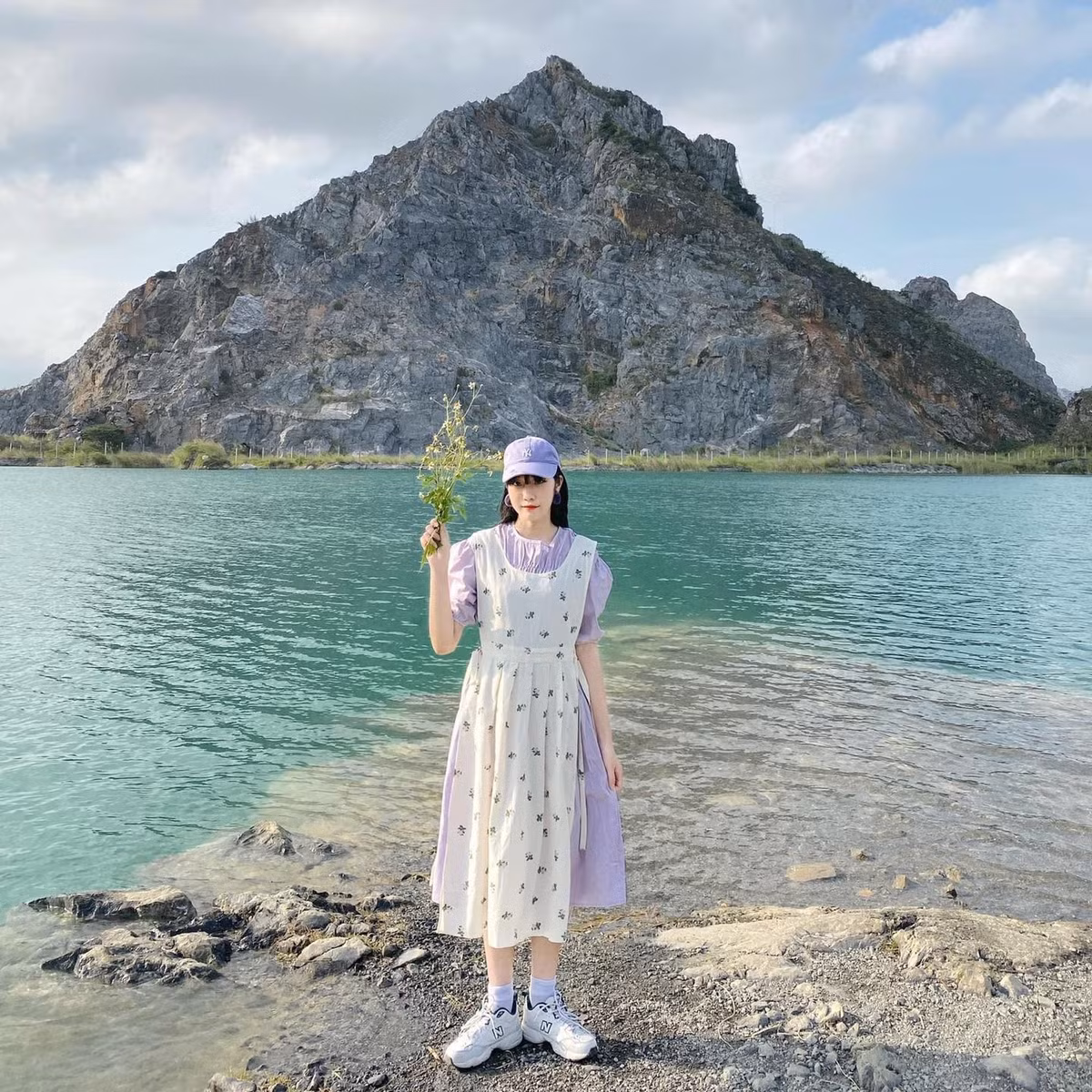 Việc chụp ảnh trên các vách đá cũng cần hết sức thận trọng. Dù góc chụp từ trên cao rất đẹp nhưng nguy cơ sạt lở, sụt lún hoàn toàn có thể xảy ra nếu không quan sát kỹ địa hình. Ngoài ra, tuyến đường dẫn vào Tuyệt Tình Cốc khá gập ghềnh, nhiều đoạn đường đất nhỏ nên người lái xe cần vững tay lái và tránh đi vào những ngày mưa lớn. Ảnh Thu Thảo