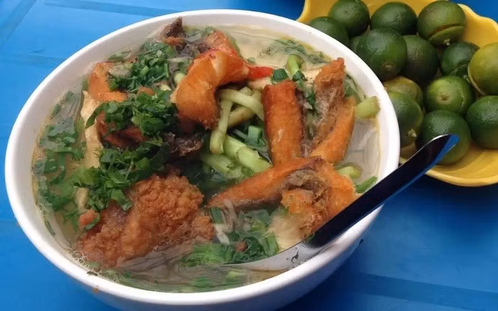 Bún cá lóc Mộc Châu có vị ngọt tự nhiên, ăn kèm với trái sung muối xổi chát chát, chua nhẹ nên có hương vị đặc biệt hơn bún cá miền Tây. Một tô bún nước lèo nóng hổi, đầy ắp thịt cá chiên giòn quả là một gợi ý không tồi cho bữa sáng ấm áp. Ảnh amthucmocchau