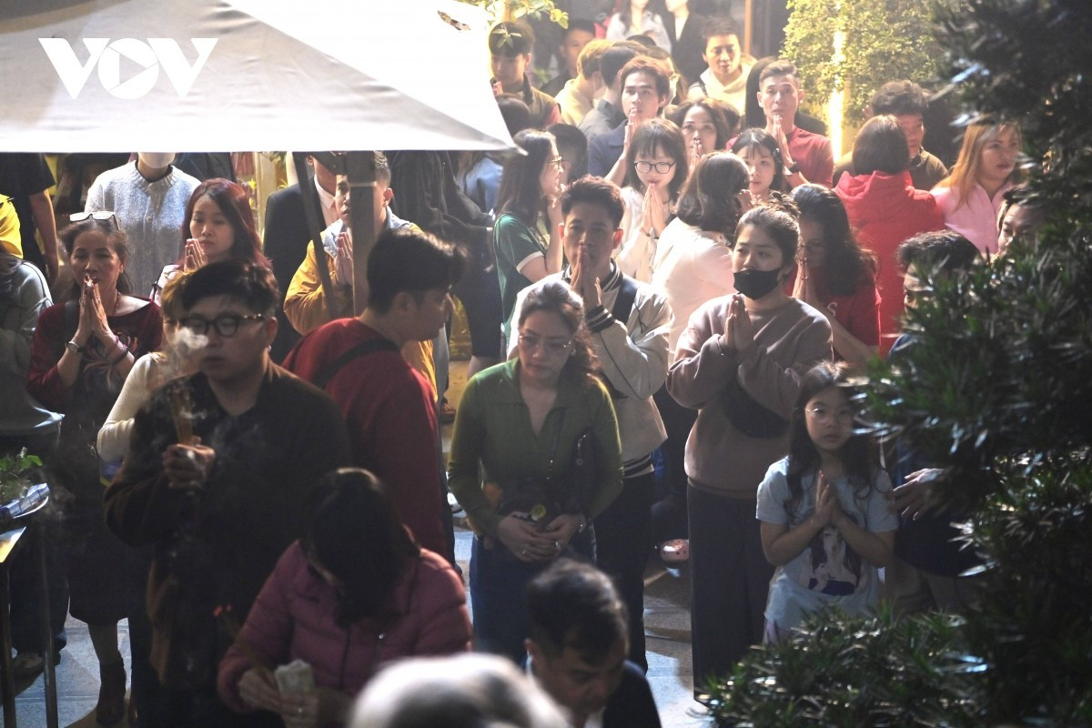 Trên sân chùa, người già khoan thai bước đi, tay lần tràng hạt, môi khẽ niệm Phật. Người trẻ chắp tay thành kính, cầu cho công việc hanh thông, gia đình hạnh phúc.