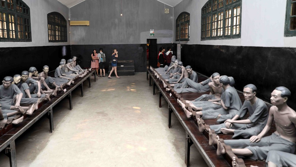 Nhà tù Hỏa Lò là nơi du khách có thể tìm hiểu về những hy sinh anh dũng của các chiến sĩ cách mạng. Tour thuyết minh tự động cùng các hoạt cảnh tái hiện sinh động mang đến trải nghiệm sống động, giúp du khách hiểu sâu sắc lịch sử mà không bị khô cứng. Ảnh Thanh Tùng