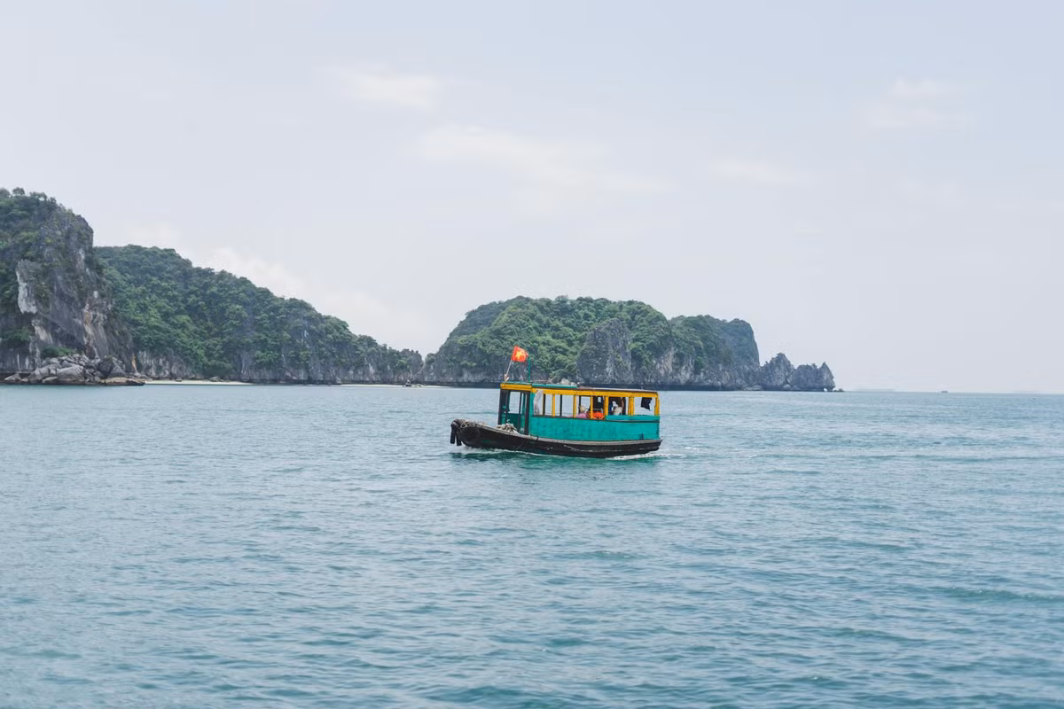 Kết thúc cung trekking, du khách đặt chân đến làng cổ Việt Hải – ngôi làng nằm sâu trong lõi Vườn quốc gia Cát Bà, được bao quanh bởi núi rừng và gần như tách biệt với thế giới bên ngoài. Không khí trong lành, yên tĩnh cùng những nếp nhà nhỏ nép mình bên rặng tre, ruộng bậc thang xanh rì khiến nơi đây trở thành điểm dừng chân lý tưởng. Ảnh Le Thanh Hien