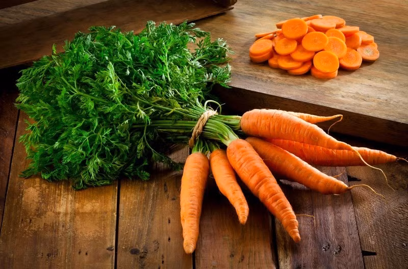 Thay vì chọn bánh kẹo vào bữa phụ, một đĩa rau củ quả tươi sẽ vừa bảo vệ răng, vừa giữ hơi thở thơm mát lâu dài. Ảnh minh họa