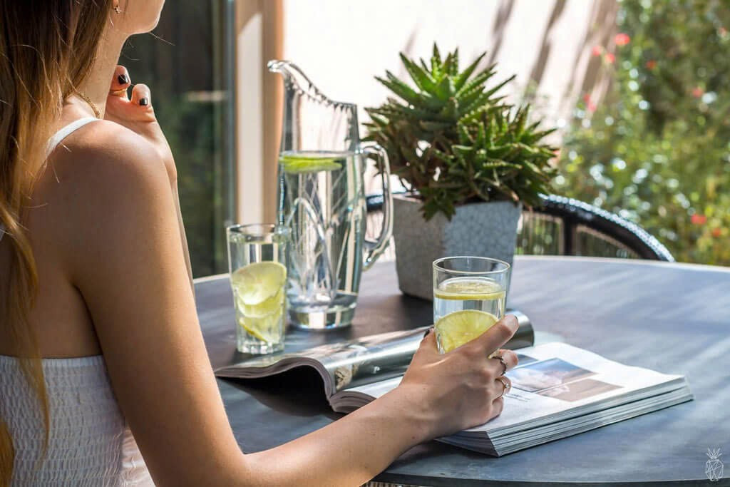 Tác động dễ nhận thấy nhất của việc uống nước cốt chanh lúc bụng rỗng là ảnh hưởng đến dạ dày. Chanh chứa hàm lượng axit citric cao. Khi dạ dày chưa có thức ăn, lớp niêm mạc không được bảo vệ đầy đủ để trung hòa axit. Việc đưa thêm axit mạnh vào thời điểm này có thể kích thích niêm mạc dạ dày, gây cảm giác cồn cào, nóng rát, ợ chua và làm tăng nguy cơ viêm loét hoặc trào ngược axit. Với những người có tiền sử đau dạ dày, thói quen uống nước cốt chanh lúc đói càng dễ khiến bệnh tái phát hoặc diễn biến nặng hơn. Ảnh minh họa