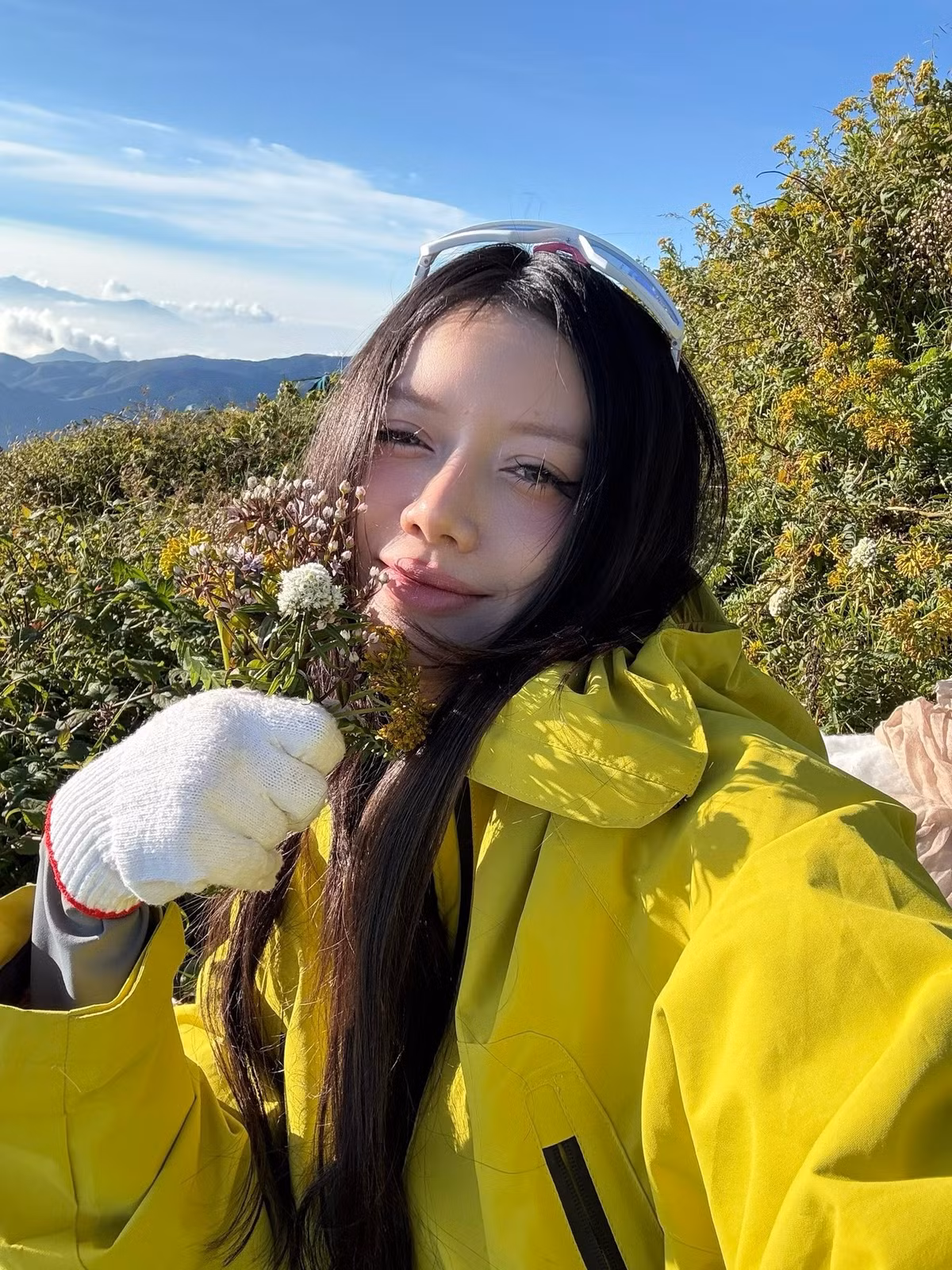 Trên đường lên đỉnh, du khách dễ dàng bắt gặp những thảm hoa trải dài, sắc tím đậm dần khi leo cao, tạo nên khung cảnh vừa hùng vĩ vừa lãng mạn. Vạt hoa trên đỉnh được xem là đẹp nhất, là điểm check-in không thể bỏ qua. Ảnh Thương Hà