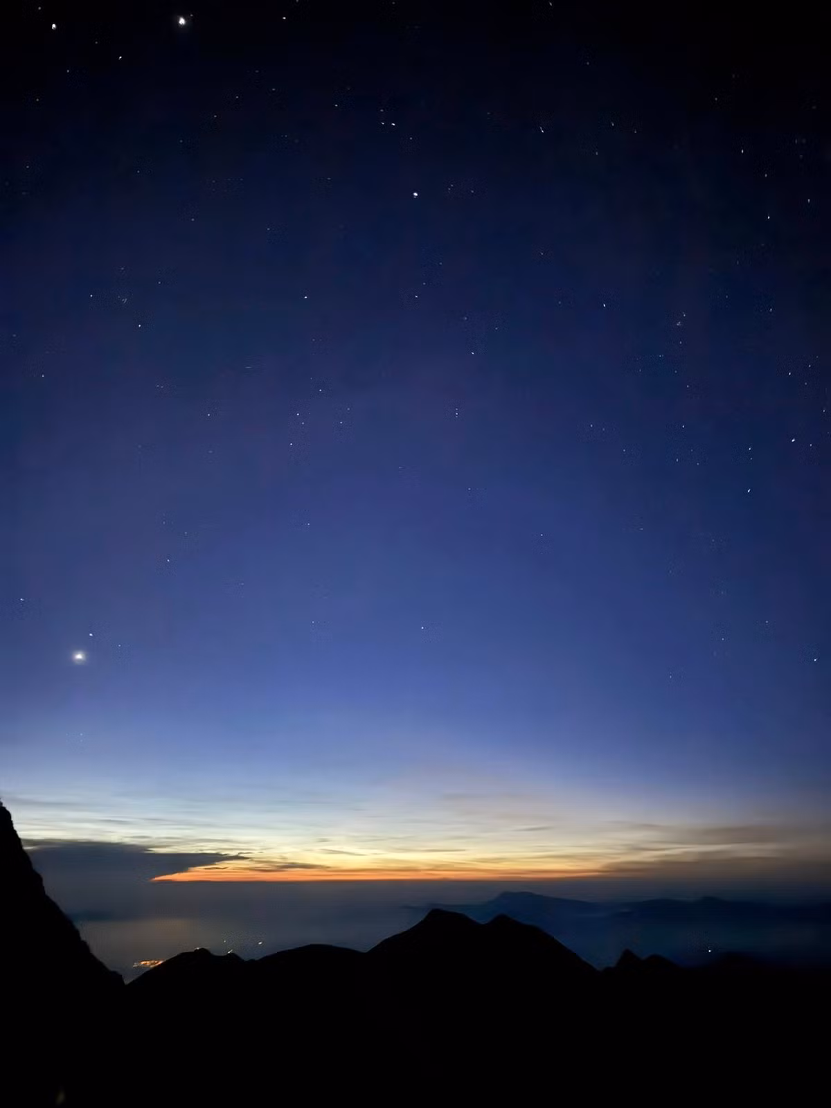 Những du khách yêu thích nhiếp ảnh thiên văn có thể ghi lại bầu trời sao kết hợp cùng địa hình núi và những vạt hoa tím, tạo ra những bức ảnh độc đáo và khó quên. Ảnh Thương Hà