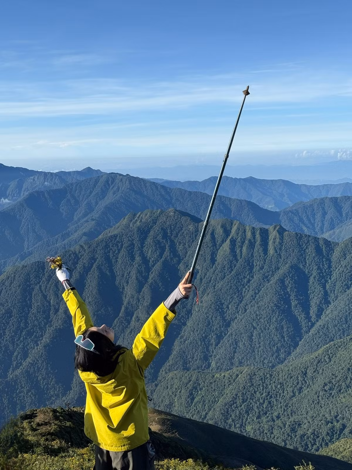 Để thuận tiện và an toàn, du khách nên thuê porter địa phương, chuẩn bị trang phục giữ ấm, áo mưa, giày trekking, thuốc cơ bản, đèn pin đội đầu và sạc dự phòng. Trong mùa mưa lũ, việc theo dõi dự báo thời tiết và tuân thủ khuyến cáo an toàn là cần thiết để tránh rủi ro. Ảnh Thương Hà