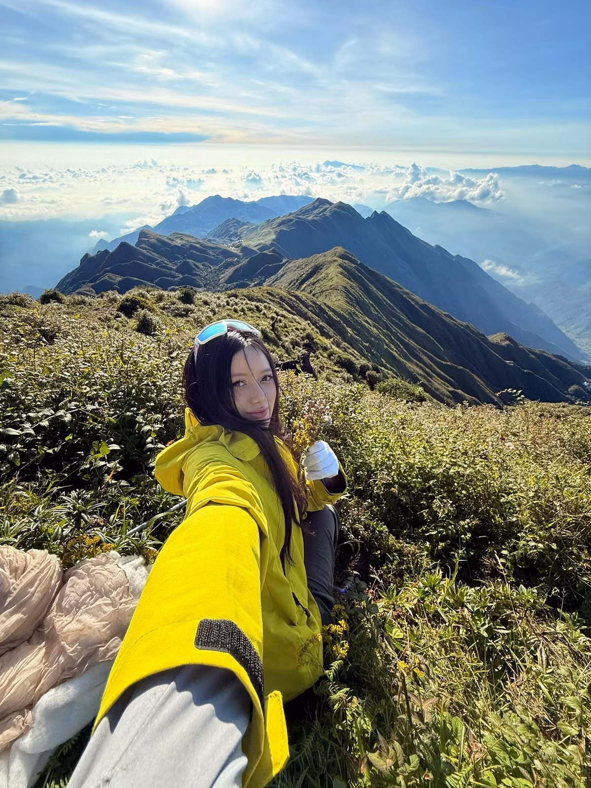 Từ cuối tháng 9 đến giữa tháng 10, núi phủ tím bởi hoa chi pâu nở rộ, trở thành điểm đến yêu thích của những du khách mê trekking và nhiếp ảnh thiên nhiên. Ảnh Thương Hà