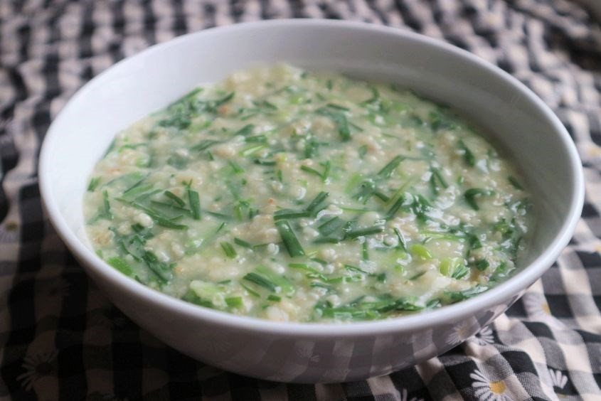 Nấu cháo với gạo và hẹ, ăn ngày 2 lần. Đây là bài thuốc nhẹ nhàng, dễ tiêu, phù hợp cho quý ông muốn bồi bổ cơ thể mà không quá nặng bụng. Ảnh minh họa