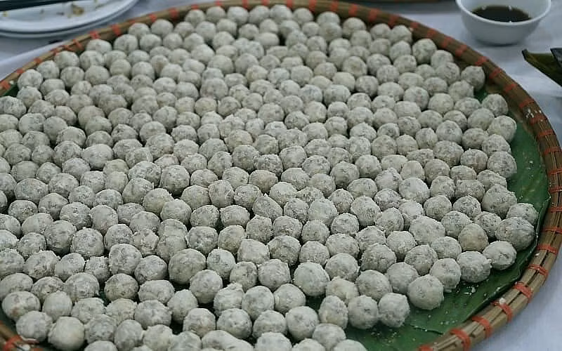 Bánh Pẻng Phạ, một món ăn mang đậm nét văn hóa của người Tày, cũng là món không thể bỏ qua khi đến Bắc Kạn. Món bánh này thường được chế biến trong các dịp lễ hội lớn, thể hiện sự tôn kính đối với trời đất của người dân. Bánh có hình dáng tròn, được làm từ bột nếp, bên trong là nhân ngọt làm từ gạo nếp, một món ăn không chỉ ngon miệng mà còn đầy ý nghĩa tâm linh. Ảnh Traveloka