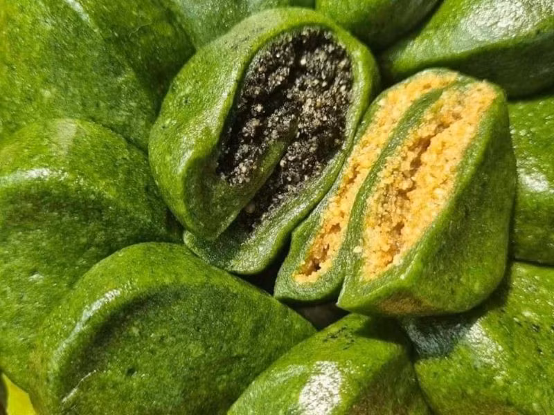 Bên cạnh đó, bánh ngải thức quà dân dã nhưng thấm đẫm hồn cốt núi rừng Bắc Kạn được làm từ những nguyên liệu thuần tự nhiên, qua đôi tay khéo léo và sự kỳ công của người Tày. Từ khâu chọn nếp nương dẻo thơm đến sơ chế lá ngải rừng xanh mướt, tất cả đều đòi hỏi sự tỉ mỉ và tinh tế. Chiếc bánh nhỏ bé nhưng ẩn chứa hương vị mộc mạc, quyện hòa giữa vị ngọt dịu, cái dẻo thơm của nếp và mùi hăng nhẹ đặc trưng của lá thuốc, khiến ai một lần thưởng thức cũng khó lòng quên được. Ảnh MIA