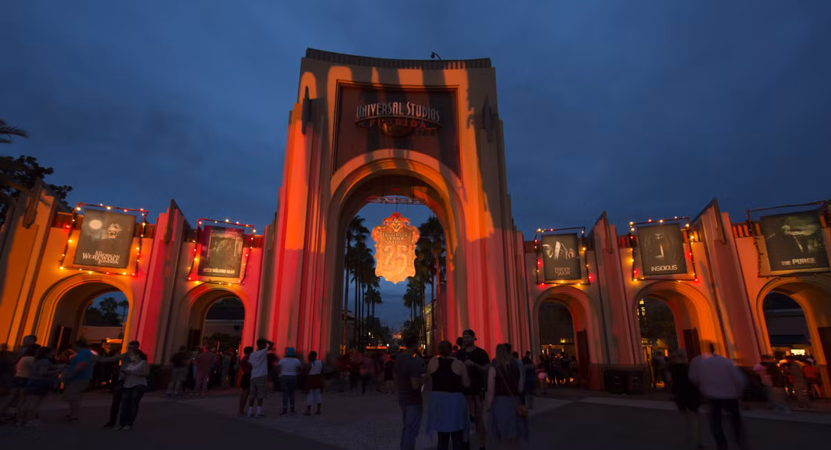 Ở Mỹ, Halloween Horror Nights tại Universal Studios Orlando là điểm đến không thể bỏ qua. Sự kiện có hàng loạt nhà ma, mê cung và “scare zone” lấy cảm hứng từ các bộ phim nổi tiếng như The Exorcist, Stranger Things hay The Purge. Mỗi bước đi trong hiệu ứng ánh sáng, âm thanh và sương mù công phu đều khiến người tham quan vừa hò hét vừa phấn khích. Ảnh orlandoinforme