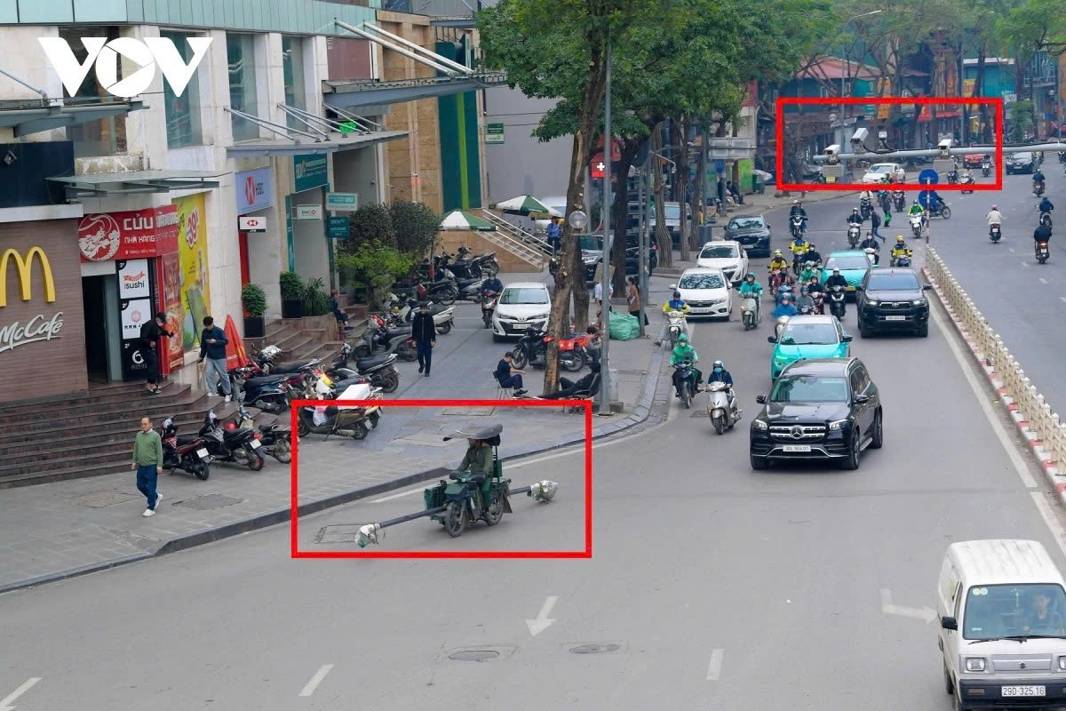 Dịch dần vào khu vực trung tâm như tuyến phố Thái Hà - Chùa Bộc, camera AI trên đầu nhưng còn hình ảnh phương tiện cũ nát, chở hàng sai quy định "làm xiếc" trên đường.