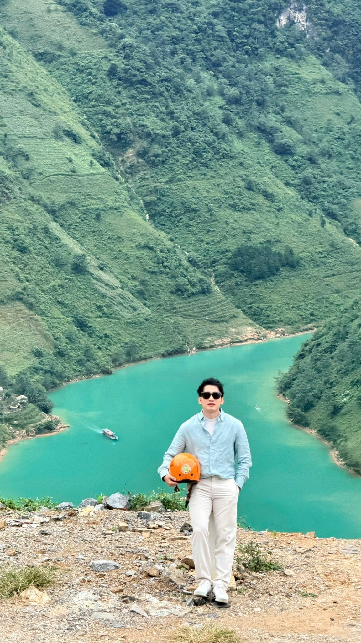 دریائے Nho Que یونان کے پہاڑوں (چین) سے نکلتا ہے اور ویتنام میں تقریباً 50 کلومیٹر کے فاصلے پر بہتا ہے، جو کھڑی چٹانوں سے ہوتا ہوا ایک شاندار منظر پیش کرتا ہے۔ ما پی لینگ پاس سے دیکھتے ہوئے، گہرا نیلا دریا چٹانی پہاڑوں کے سرمئی، سورج کا پیلا اور آہستہ سے بہتے ہوئے سفید بادلوں کے درمیان کھڑا ہے، جو ایک ہم آہنگ اور شاعرانہ منظر پیدا کرتا ہے۔ فطرت کی مکمل خوبصورتی کو قید کرنے کے لیے بس اپنا کیمرہ اٹھائیں۔ تصویر ہا گیانگ ٹور