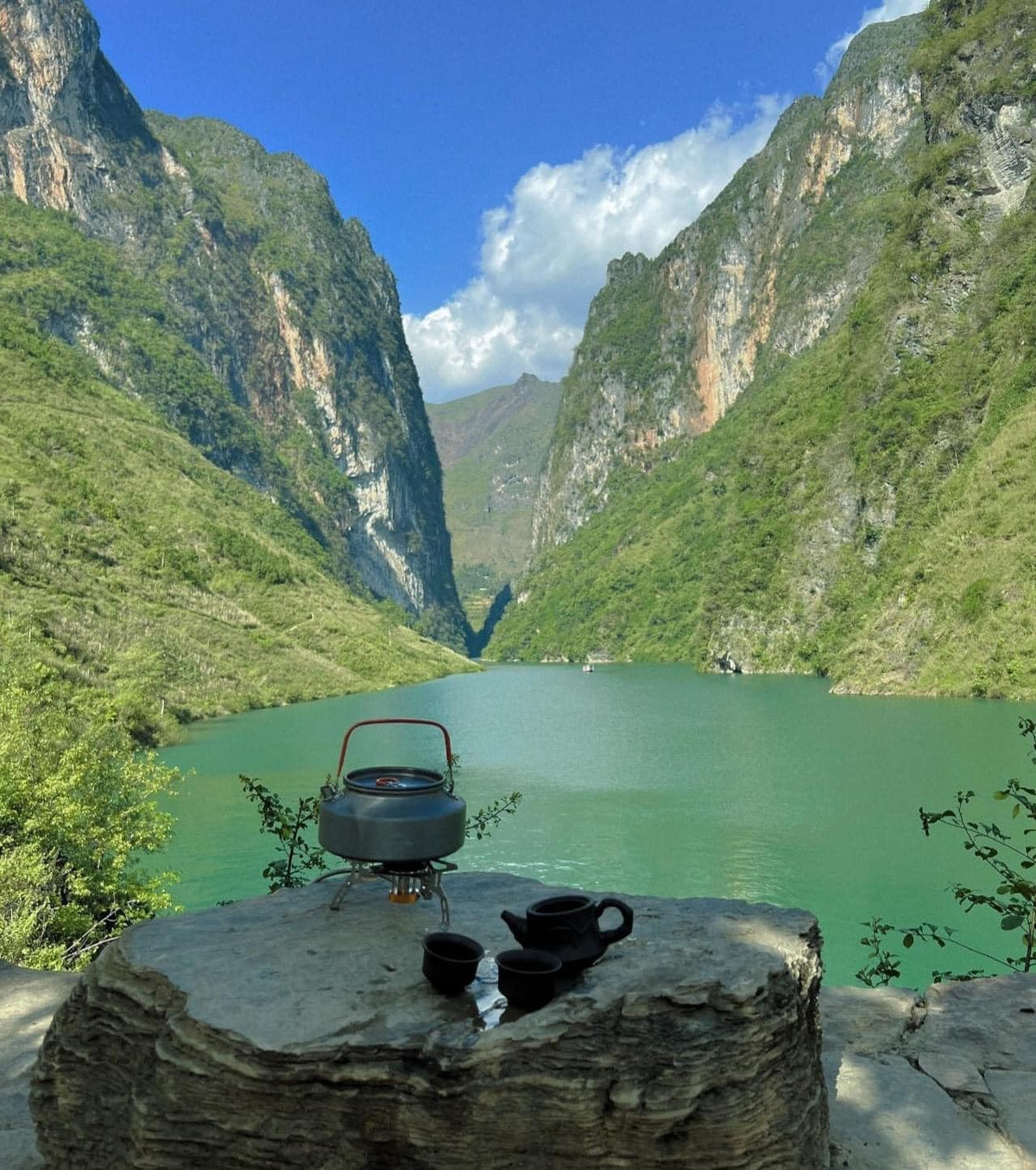 ہائی وے 4C سے، زائرین Pa Vi چوراہے کی طرف مڑتے ہیں، Nho Que 1 بوٹ اسٹیشن کے قریب پارکنگ تک پہنچنے کے لیے تقریباً 10 کلومیٹر کا فاصلہ طے کرتے ہیں۔ یہاں، زائرین سے خدمات کے بارے میں مشورہ کیا جاتا ہے اور کشتی کے ٹکٹ خریدے جاتے ہیں (120,000 VND/بالغ، 60,000 VND/بچہ)۔ Tran Hoai Linh کی تصویر