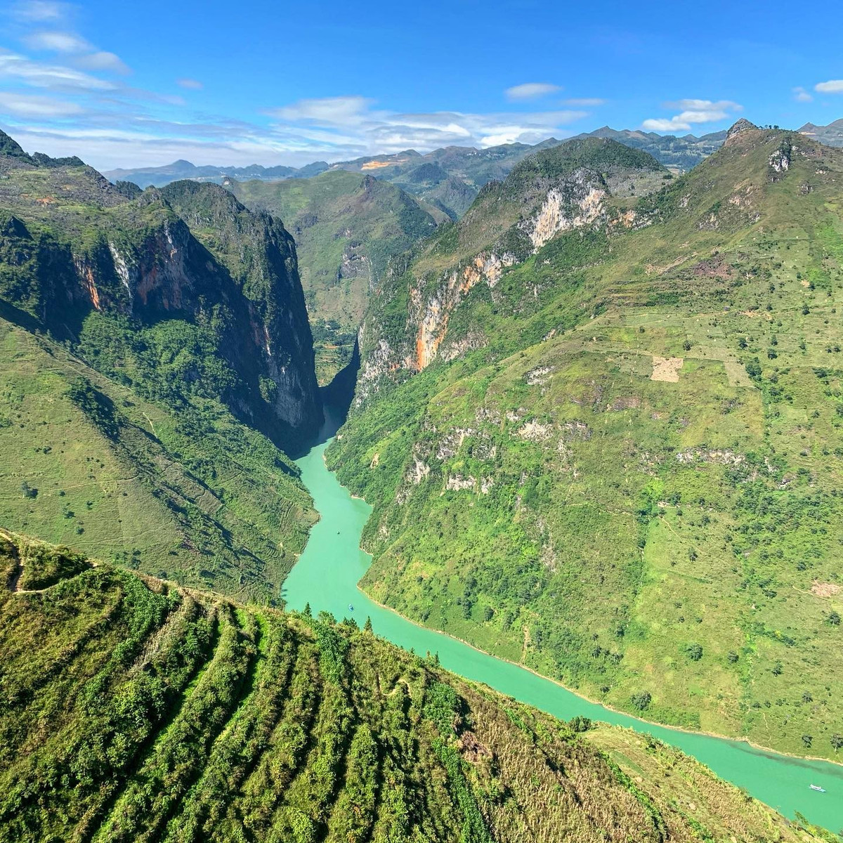 بکواہیٹ کے پھول - چٹانی سطح مرتفع کی مخصوص علامت - عام طور پر اکتوبر کے آخر سے دسمبر کے اوائل میں کھلتے ہیں، نومبر کا چوٹی کا موسم ہوتا ہے، خاص طور پر اختتام ہفتہ پر بڑی تعداد میں زائرین کو راغب کرتا ہے۔ یہ پتھریلی سطح مرتفع کے دورے کو دریائے Nho Que کے تجربے کے ساتھ جوڑنے کا بھی بہترین وقت ہے۔ لی ٹریول کی تصویر