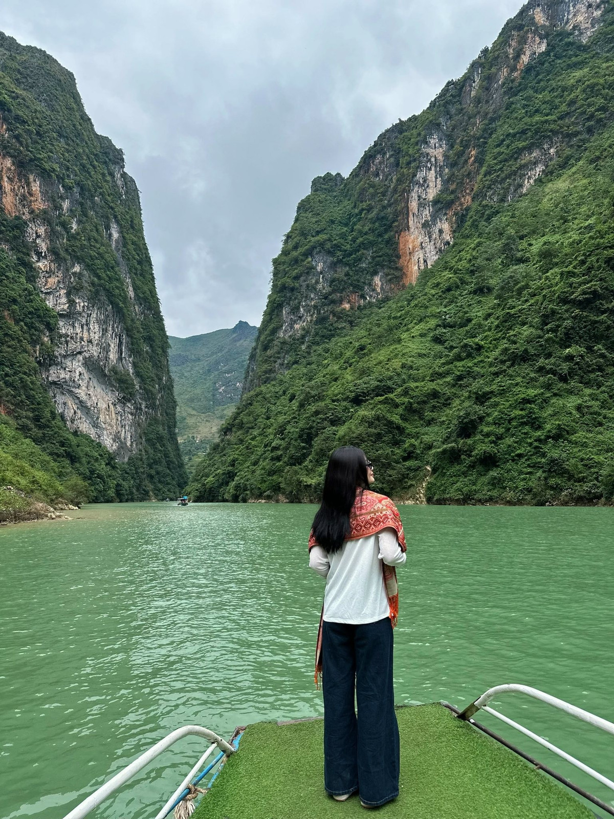 ایک کشتی کا سفر عام طور پر 1-1.5 گھنٹے تک جاری رہتا ہے، خوبصورت تصویری مقامات پر رک کر زائرین کو Tu San Canyon سے لطف اندوز ہونے کی اجازت دیتا ہے - جنوب مشرقی ایشیا کی سب سے گہری وادی جس کی پہاڑی تقریباً 900 میٹر ہے اور اس کی گہرائی تقریباً 1 کلومیٹر ہے۔ Tran Hoai Linh کی تصویر