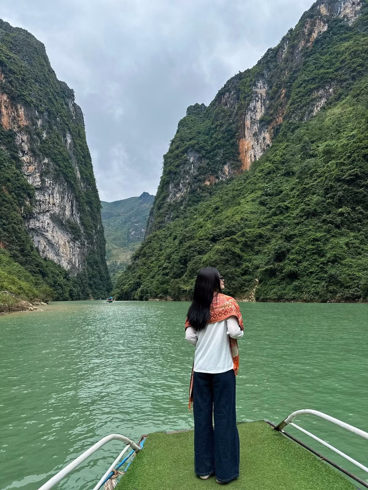 Một hành trình thuyền thường kéo dài 1-1,5 tiếng, dừng lại tại các điểm chụp ảnh đẹp, cho du khách thưởng ngoạn hẻm Tu Sản – hẻm vực sâu nhất Đông Nam Á với chiều cao vách đá gần 900 m và độ sâu khoảng 1 km. Ảnh Trần Hoài Linh