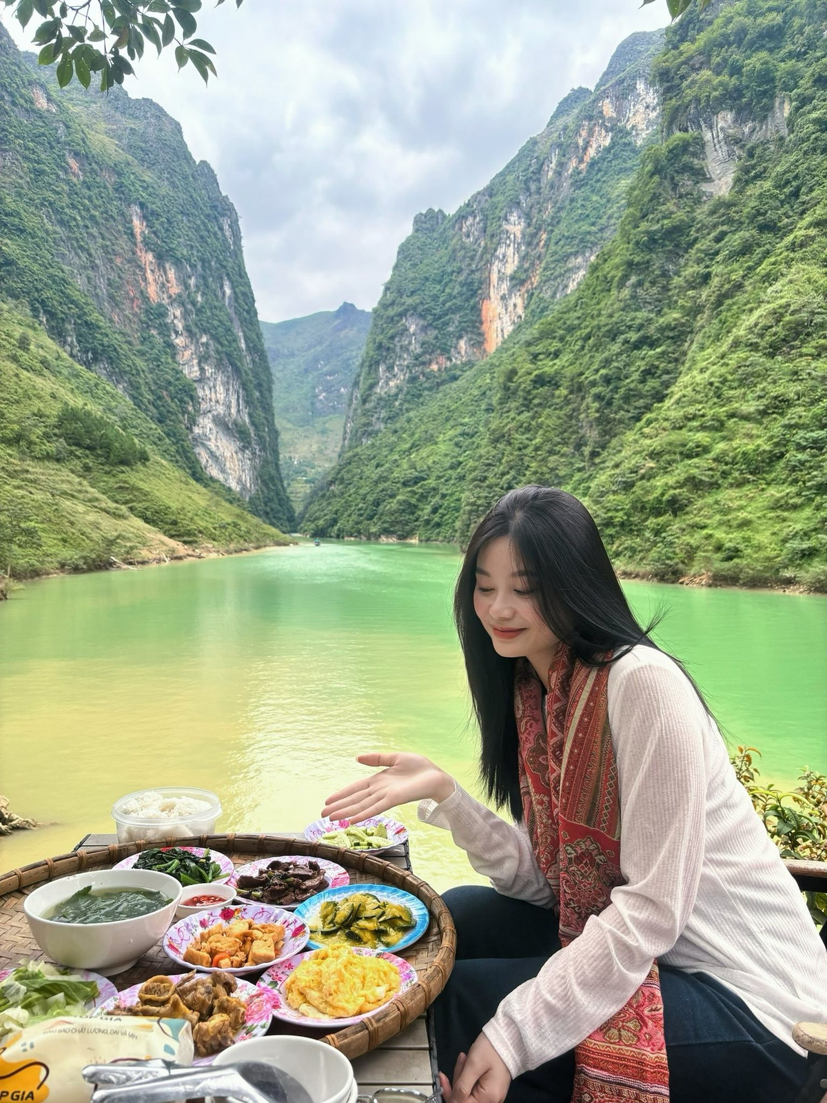 سرد سرمئی پتھریلی زمین کے درمیان، گہرا سبز دریائے Nho Que، نرم ریشم کے ربن کی طرح، اب بھی خاموشی سے گھوم رہا ہے، مضبوط لیکن نرم، جو بھی وہاں قدم رکھتا ہے اس پر ایک ناقابل فراموش تاثر چھوڑتا ہے۔ Tran Hoai Linh کی تصویر