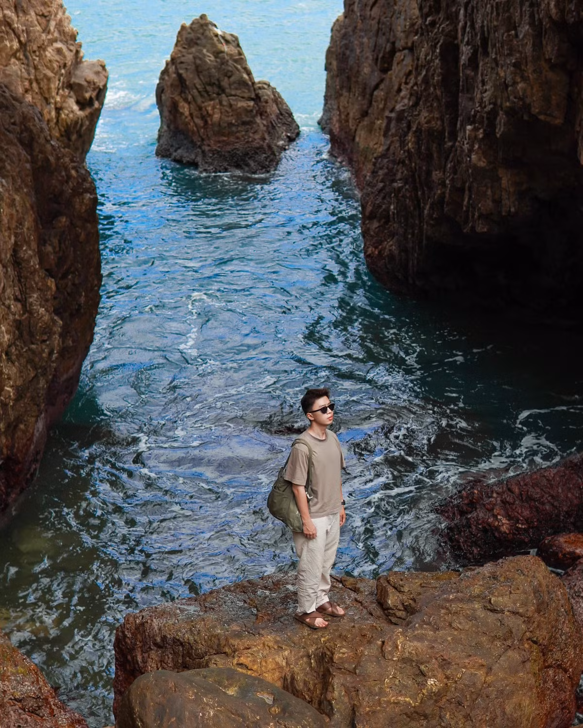 Từ TP Quy Nhơn, du khách di chuyển theo quốc lộ 1A về hướng Bắc khoảng 70 km đến ngã ba Phù Mỹ, sau đó rẽ vào đường DT639 và đi tiếp 12 km sẽ đến làng Tân Phụng, nơi có Mũi Vi Rồng. Thời điểm lý tưởng để tham quan là từ tháng 3 đến tháng 9, khi trời nắng đẹp, biển êm, thích hợp để chụp ảnh và khám phá các bãi đá. Do khu vực còn khá hoang sơ, ít dịch vụ ăn uống và lưu trú, du khách nên chuẩn bị trước vật dụng cá nhân và liên hệ trước các hộ dân có phục vụ bữa ăn hoặc lưu trú đơn giản. Ảnh Đinh Lê Tuấn Phong