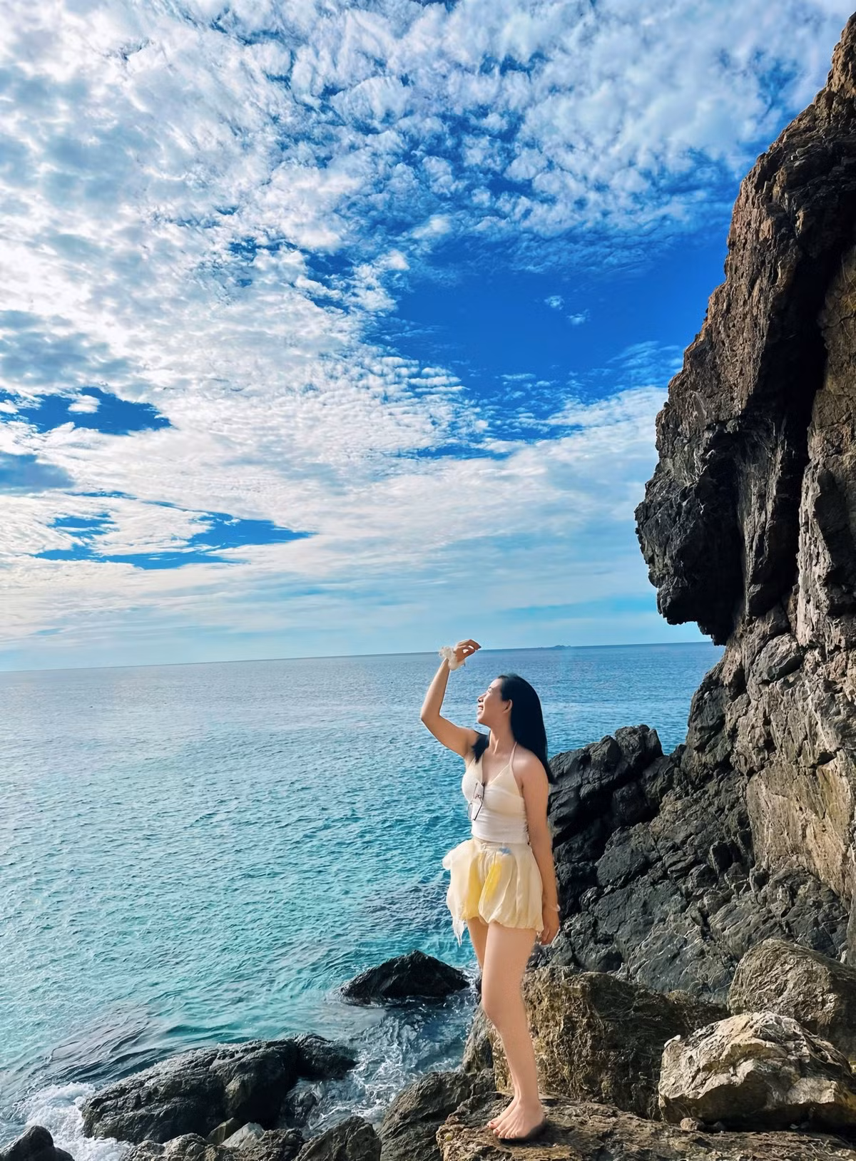 Chương trình tour thường bao gồm xe đưa đón tận nơi, hướng dẫn viên bản địa, tham quan quần thể đá Vi Rồng – Bãi Bàn – Đá Dựng, trải nghiệm cuộc sống ngư dân Tân Phụng như đánh bắt cá, chế biến hải sản (theo mùa), dùng bữa trưa hải sản tại nhà dân và tắm biển ở bãi Lộ Diêu. Giá tour dao động từ 650.000 – 900.000 đồng/người, tùy theo nhóm khách và gói dịch vụ. Du khách có thể đặt tour trực tiếp qua website, fanpage hoặc tại văn phòng đại diện của các công ty tại Quy Nhơn. Ảnh Tiên Tiên Như