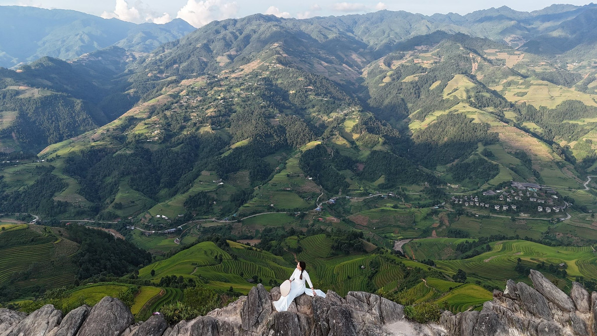 Giữa khung cảnh ấy, “sống lưng khủng long” hiện ra như một dải đá tự nhiên nhô cao, gợi hình thù sống động. Ảnh Lan Anh