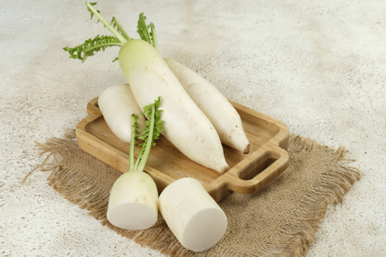 Các enzyme tự nhiên trong củ cải còn hỗ trợ tiêu hóa, giảm đầy hơi, khó tiêu và táo bón, đặc biệt hữu ích với những người muốn cải thiện chức năng tiêu hóa hoặc làm sạch cơ thể sau các bữa ăn nhiều dầu mỡ. Ảnh minh họa