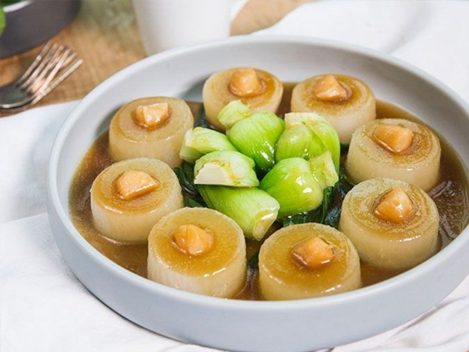 Để tận dụng tối đa lợi ích mà vẫn tránh tác dụng phụ, việc ăn củ cải trắng cần được cân nhắc về lượng dùng, cách chế biến và tình trạng sức khỏe cá nhân. Chế biến đa dạng như luộc, hấp, nấu canh hoặc xào nhẹ giúp củ cải dễ tiêu hóa hơn, giảm nguy cơ tác dụng phụ và vẫn đảm bảo dinh dưỡng. Khi sử dụng hợp lý, củ cải trắng là thực phẩm lành mạnh, vừa giúp thải độc. Ảnh minh họa