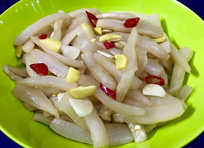 Những người trong chế độ ăn kiêng có thể linh hoạt kết hợp củ cải trắng vào bữa ăn chính hoặc dùng như món ăn phụ, vừa tiết kiệm calo, vừa giúp hệ tiêu hóa hoạt động trơn tru. Ảnh minh họa