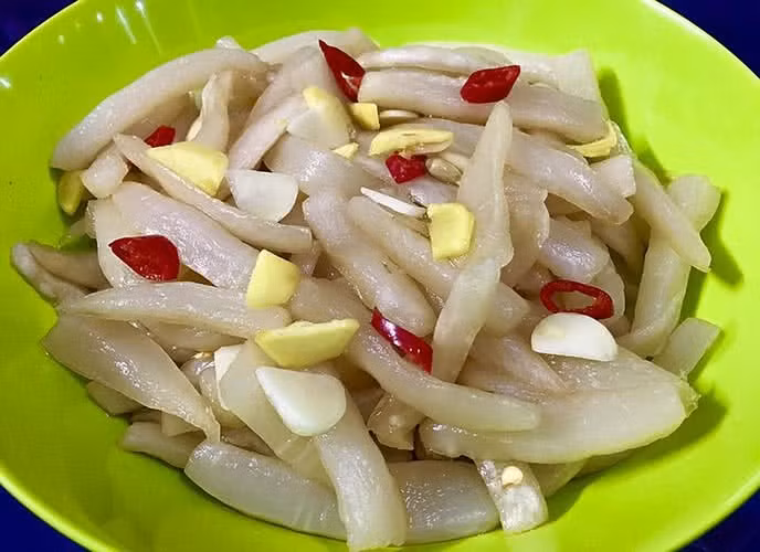 Những người trong chế độ ăn kiêng có thể linh hoạt kết hợp củ cải trắng vào bữa ăn chính hoặc dùng như món ăn phụ, vừa tiết kiệm calo, vừa giúp hệ tiêu hóa hoạt động trơn tru. Ảnh minh họa