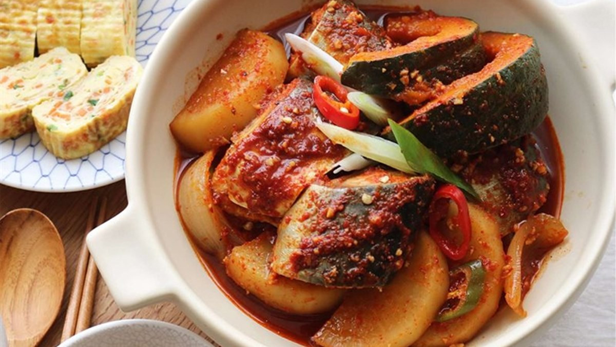 Củ cải trắng chứa hợp chất goitrogen, có thể ảnh hưởng đến chức năng tuyến giáp nếu tiêu thụ lượng lớn trong thời gian dài, đặc biệt với người đang mắc bệnh tuyến giáp. Ảnh minh họa