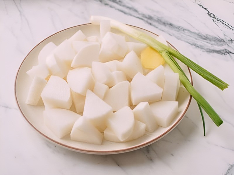 Củ cải trắng cũng là thực phẩm lý tưởng cho người muốn giảm cân. Với hàm lượng calo thấp nhưng giàu chất xơ, củ cải giúp tạo cảm giác no lâu, hạn chế cơn thèm ăn và giảm lượng thức ăn nạp vào cơ thể. Ảnh minh họa