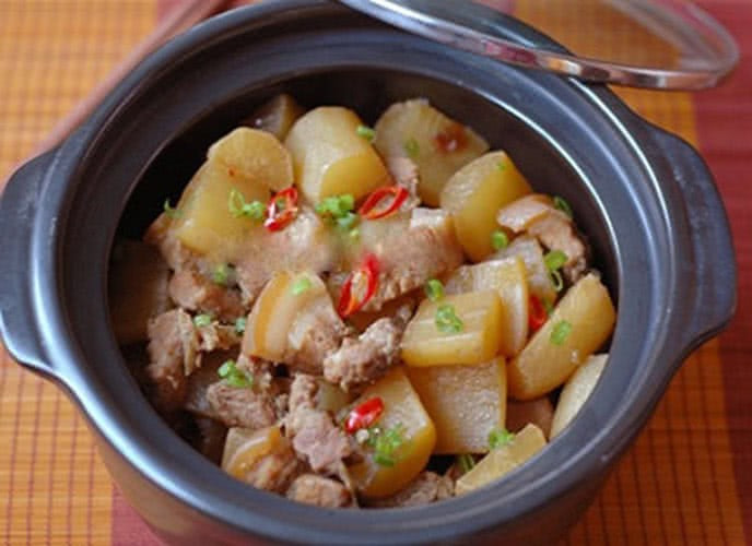 Tuy nhiên, bên cạnh những lợi ích, củ cải trắng vẫn tiềm ẩn một số rủi ro nếu sử dụng quá mức. Ăn quá nhiều, đặc biệt là củ cải sống, có thể gây kích ứng dạ dày, dẫn đến đau bụng hoặc tiêu chảy ở những người có hệ tiêu hóa nhạy cảm. Ảnh minh họa