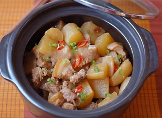 Tuy nhiên, bên cạnh những lợi ích, củ cải trắng vẫn tiềm ẩn một số rủi ro nếu sử dụng quá mức. Ăn quá nhiều, đặc biệt là củ cải sống, có thể gây kích ứng dạ dày, dẫn đến đau bụng hoặc tiêu chảy ở những người có hệ tiêu hóa nhạy cảm. Ảnh minh họa