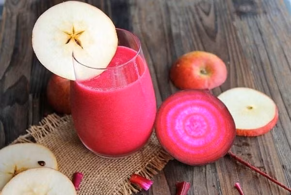 Nước ép củ cải đường và táo cũng là thức uống lý tưởng để giải độc và tăng độ ẩm cho da. Củ cải đường giàu sắt và vitamin C, hỗ trợ lưu thông máu và cung cấp oxy cho da, mang lại vẻ rạng rỡ tự nhiên. Táo bổ sung chất chống oxy hóa và chất xơ, giúp thanh lọc và cải thiện kết cấu da. Một vài giọt nước cốt chanh sẽ tăng vị thanh mát cho ly nước ép giàu dưỡng chất này. Ảnh minh họa