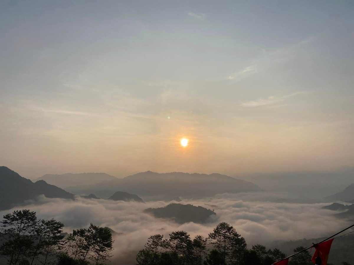 Nếu Tết Doi là điểm chạm văn hóa, thì Đèo Cón lại mang đến trải nghiệm thị giác ấn tượng. Nằm ở khu vực địa hình cao, thoáng tầm nhìn, nơi đây thường xuất hiện biển mây vào sáng sớm, nhất là những ngày đầu năm khi nhiệt độ chênh lệch giữa ngày và đêm tạo điều kiện hình thành tầng mây thấp. Ảnh Fanpage Đèo Cón Chill