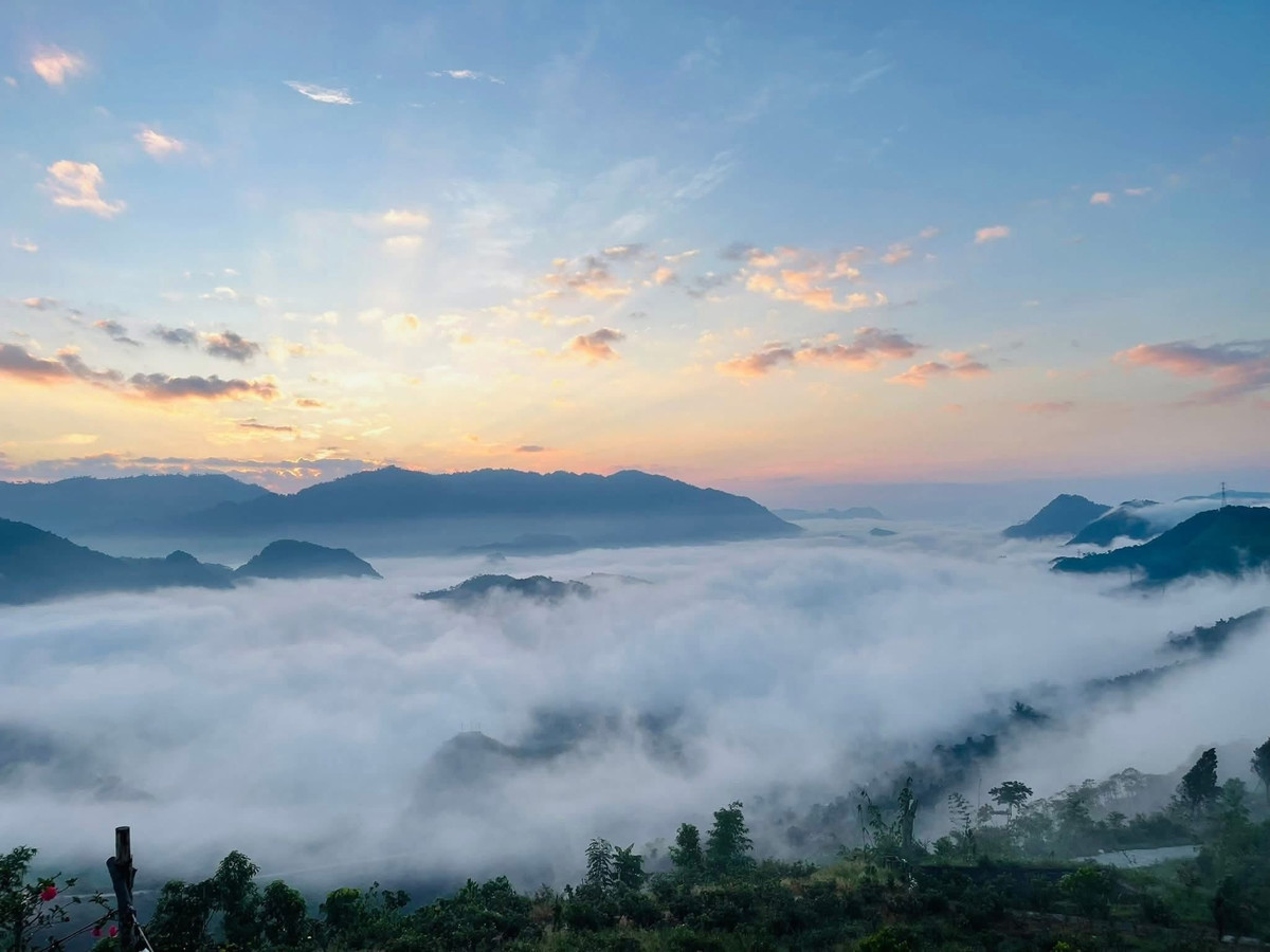 So với nhiều “tọa độ săn mây” quen thuộc ở miền núi phía Bắc, Đèo Cón có ưu thế về khoảng cách gần Hà Nội và lượng khách chưa quá đông. Du khách muốn bắt trọn khoảnh khắc nên nghỉ lại Mường Cúc từ tối hôm trước, xuất phát lên đèo vào khoảng 5–6 giờ sáng. Ảnh Fanpage Đèo Cón Chill