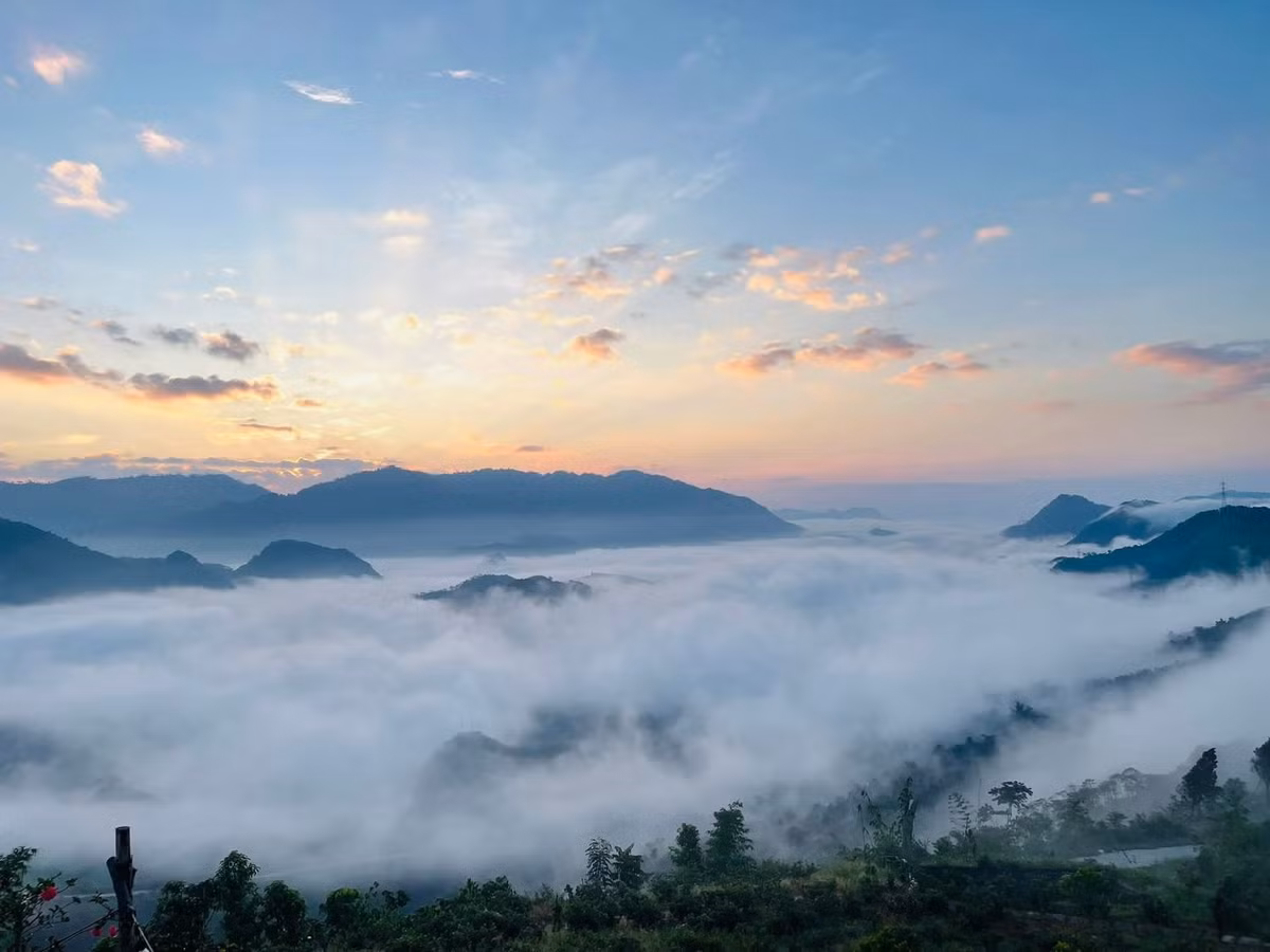 So với nhiều “tọa độ săn mây” quen thuộc ở miền núi phía Bắc, Đèo Cón có ưu thế về khoảng cách gần Hà Nội và lượng khách chưa quá đông. Du khách muốn bắt trọn khoảnh khắc nên nghỉ lại Mường Cúc từ tối hôm trước, xuất phát lên đèo vào khoảng 5–6 giờ sáng. Ảnh Fanpage Đèo Cón Chill