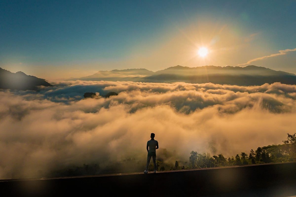 Ẩm thực bản địa là một phần không thể thiếu trong trải nghiệm. Xôi nếp nương dẻo thơm, rau rừng theo mùa, cá suối, gà đồi hay rượu nếp truyền thống… được dọn trong không gian gia đình, mang đến cảm giác ấm cúng đúng nghĩa du xuân. Ảnh Fanpage Đèo Cón Chill