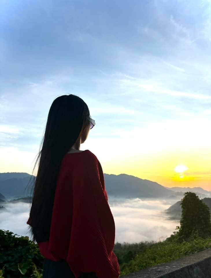 Song hành với cảnh quan và nghi lễ truyền thống là những bước chuyển mình của du lịch cộng đồng tại Mường Cúc. Một số hộ dân đã cải tạo nhà sàn làm homestay, giữ kiến trúc gỗ đặc trưng, không gian mở và gần gũi thiên nhiên. Dịch vụ còn giản dị, song chính sự mộc mạc ấy lại tạo nên cảm giác chân thực cho người ở. Ảnh Fanpage Đèo Cón Chill