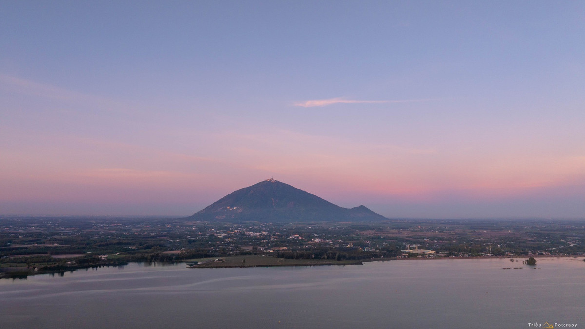 Bên cạnh trải nghiệm ngắm cảnh, hồ Dầu Tiếng còn là điểm cắm trại lý tưởng cho những chuyến đi ngắn ngày. Buổi tối quây quần bên lều trại, sáng sớm thức dậy đón bình minh trên mặt hồ tĩnh lặng là trải nghiệm được nhiều du khách đánh giá là “đáng thử ít nhất một lần”.
