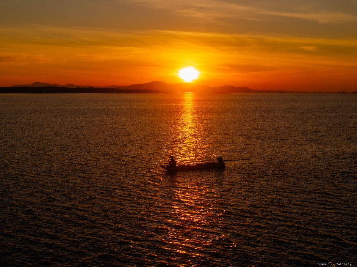 Không ồn ào, náo nhiệt như nhiều điểm du lịch nổi tiếng khác, hồ Dầu Tiếng chinh phục du khách bằng sự hoang sơ và trong lành. Mặt nước phẳng lặng, những “đảo nhỏ” nhô lên giữa lòng hồ cùng đường chân trời mờ ảo tạo nên khung cảnh vừa hùng vĩ vừa thơ mộng.