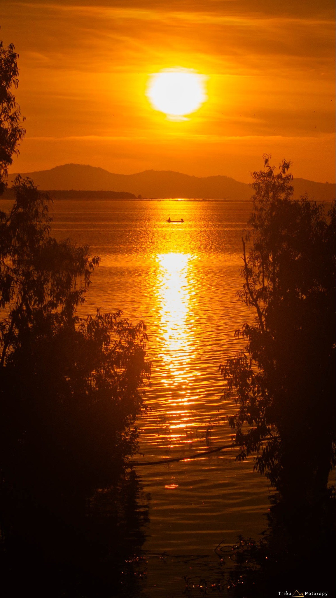 Đây cũng là lý do nhiều bạn trẻ, nhiếp ảnh gia tìm đến để săn ảnh bình minh và hoàng hôn – hai thời khắc được xem là đẹp nhất trong ngày.