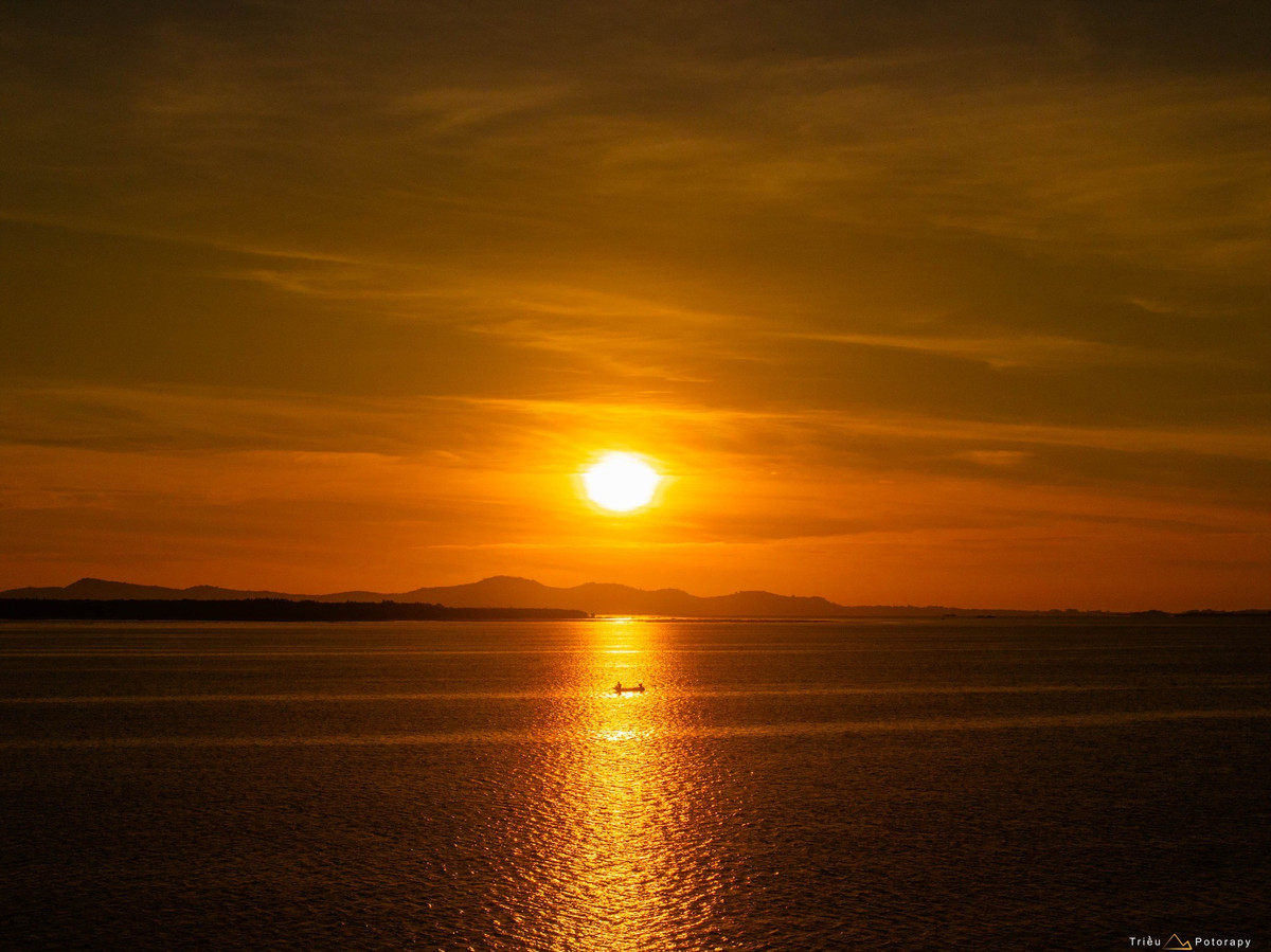 Giữa không gian mênh mang ấy, hình ảnh những chiếc thuyền nhỏ lặng lẽ lướt trên mặt hồ càng làm bức tranh thêm phần thi vị, bình yên.