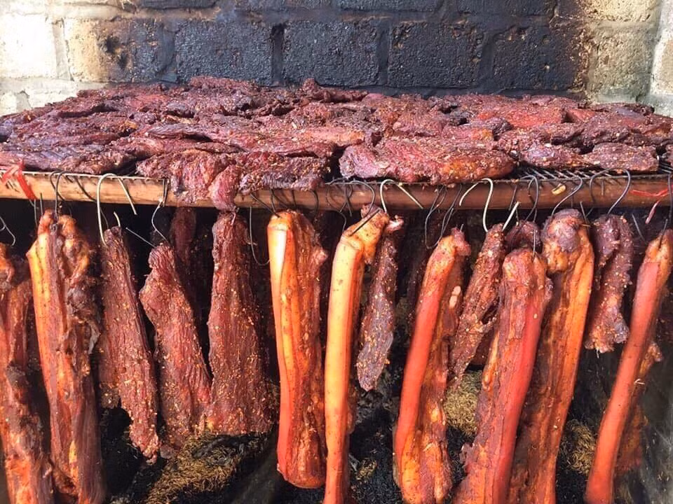 Ngoài ra, thịt lợn gác bếp là món ăn không thể thiếu khi khám phá ẩm thực vùng núi Bắc Kạn. Thịt lợn sau khi được tẩm ướp gia vị, được treo trên bếp lửa suốt nhiều ngày để hun khói, tạo nên một món ăn với hương thơm đặc trưng. Mỗi miếng thịt gác bếp khi ăn lại mang đến một cảm giác vừa béo ngậy, vừa ngọt dịu, đặc biệt thích hợp để thưởng thức trong các dịp lễ tết. Thịt lợn gác bếp không chỉ là món ăn truyền thống mà còn là minh chứng cho sự khéo léo của người dân nơi đây trong việc bảo quản thực phẩm. Ảnh Traveloka