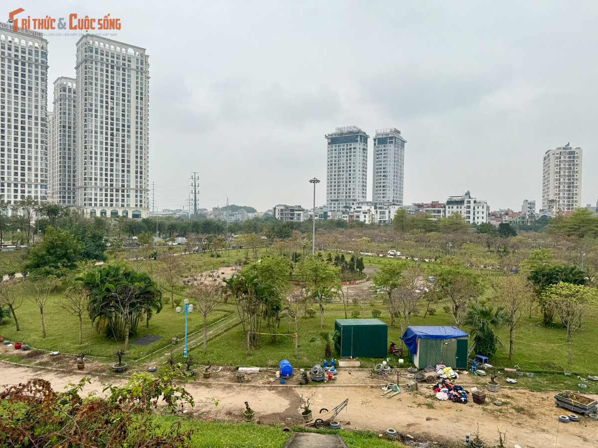 Những tấm bạt, mái che tạm cùng nhiều vật dụng sinh hoạt được dựng lên ngổn ngang, khiến khu vực vốn dành cho không gian công cộng trở nên lộn xộn, thiếu mỹ quan.