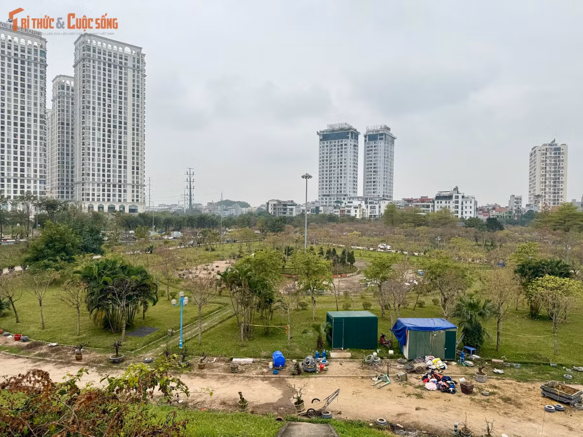 Những tấm bạt, mái che tạm cùng nhiều vật dụng sinh hoạt được dựng lên ngổn ngang, khiến khu vực vốn dành cho không gian công cộng trở nên lộn xộn, thiếu mỹ quan.