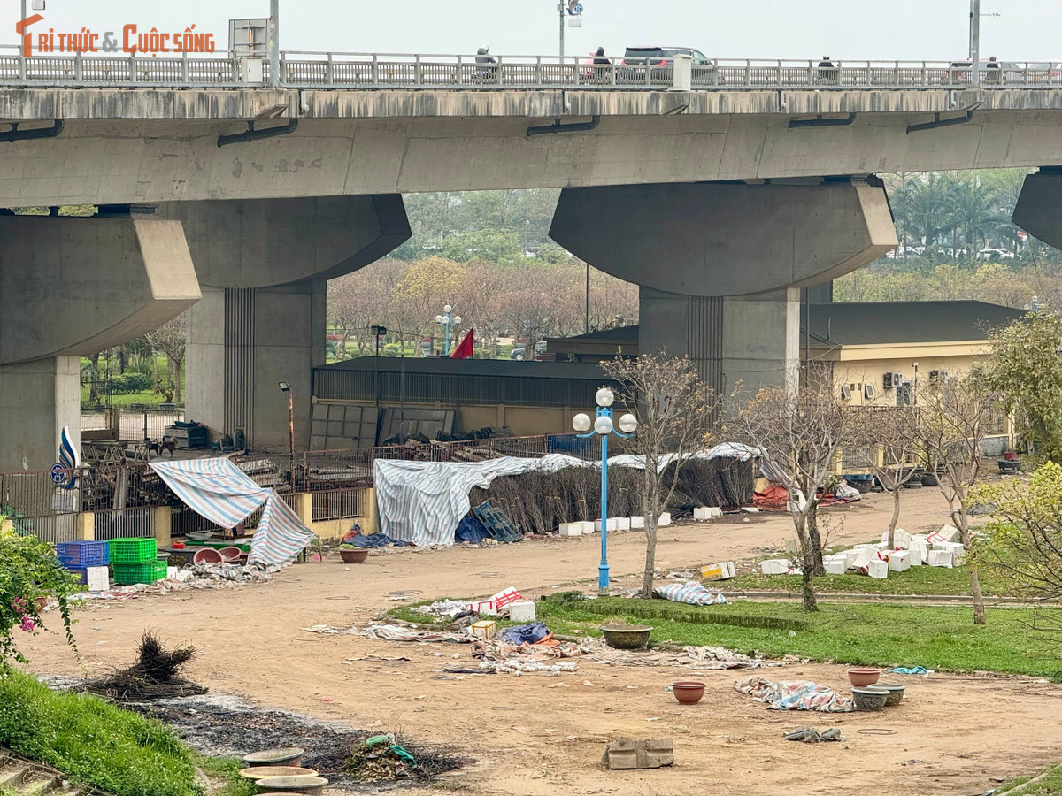 Không ít đống rác bị đốt ngay tại chỗ, để lại tro tàn và vết cháy loang lổ trên nền đất, gây khói bụi và ô nhiễm môi trường.