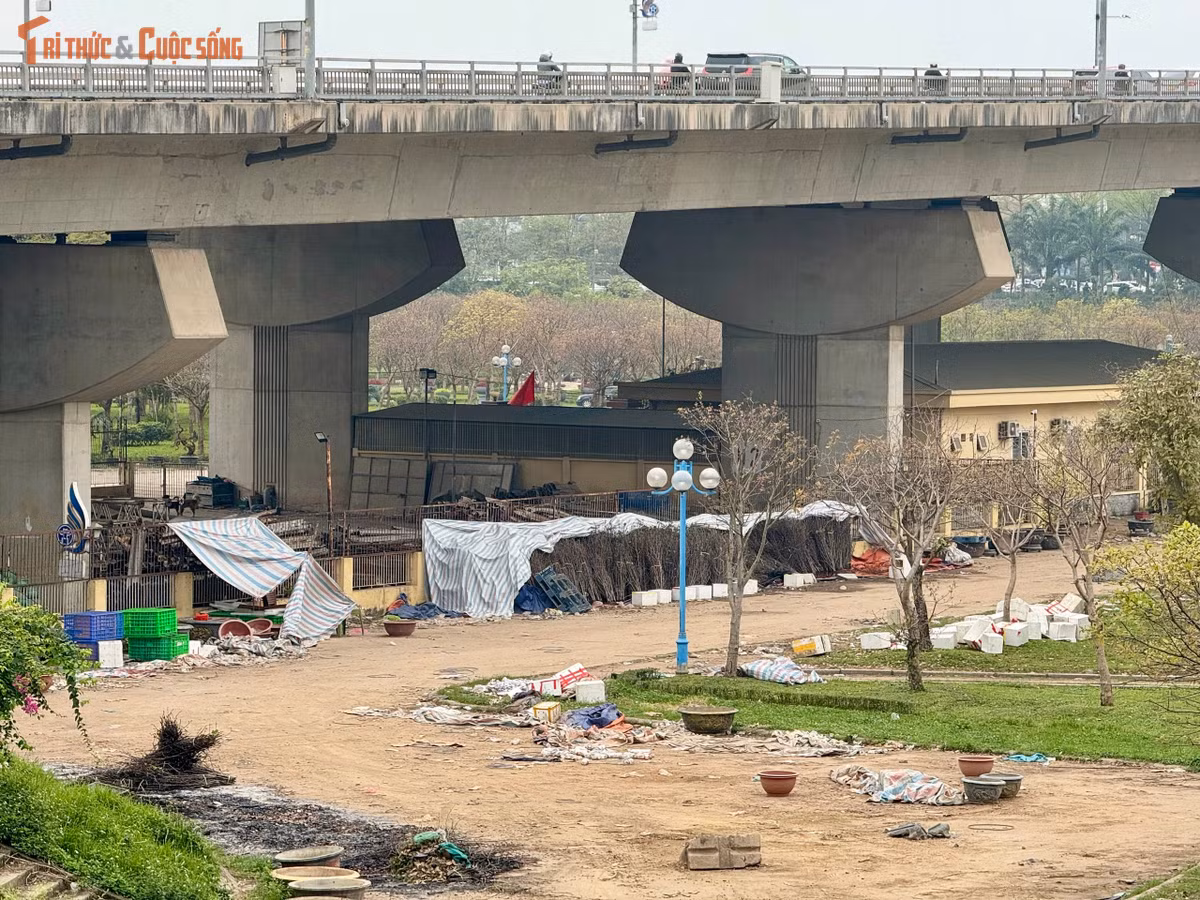 Không ít đống rác bị đốt ngay tại chỗ, để lại tro tàn và vết cháy loang lổ trên nền đất, gây khói bụi và ô nhiễm môi trường.