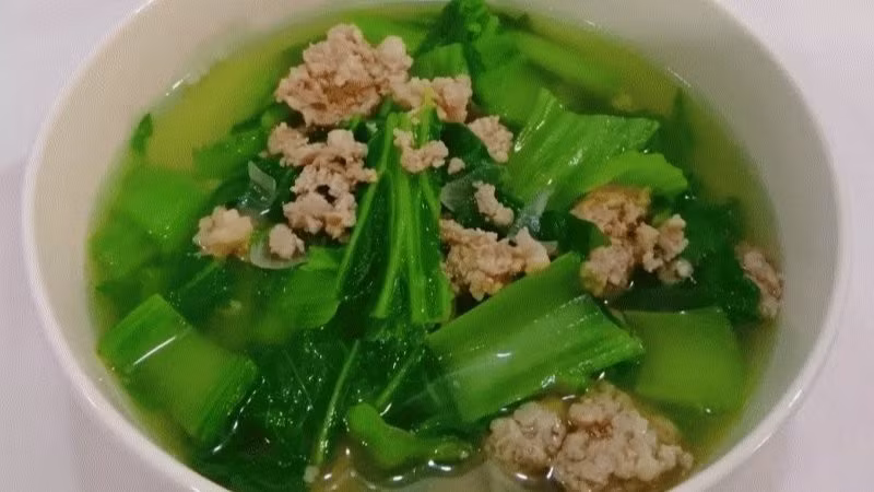 Cải xào tỏi là lựa chọn nhanh gọn nhưng vẫn giữ được độ giòn và mùi thơm đặc trưng. Dưa cải muối lại là món ăn truyền thống quen thuộc, giúp kích thích vị giác và rất hợp khi ăn cùng cơm trắng hoặc thịt kho. Ngoài ra, cải luộc chấm trứng hay lẩu cải xanh, canh cải nấu thịt băm đều là những món đơn giản, thanh vị nhưng giàu dinh dưỡng. Ảnh minh hoạ